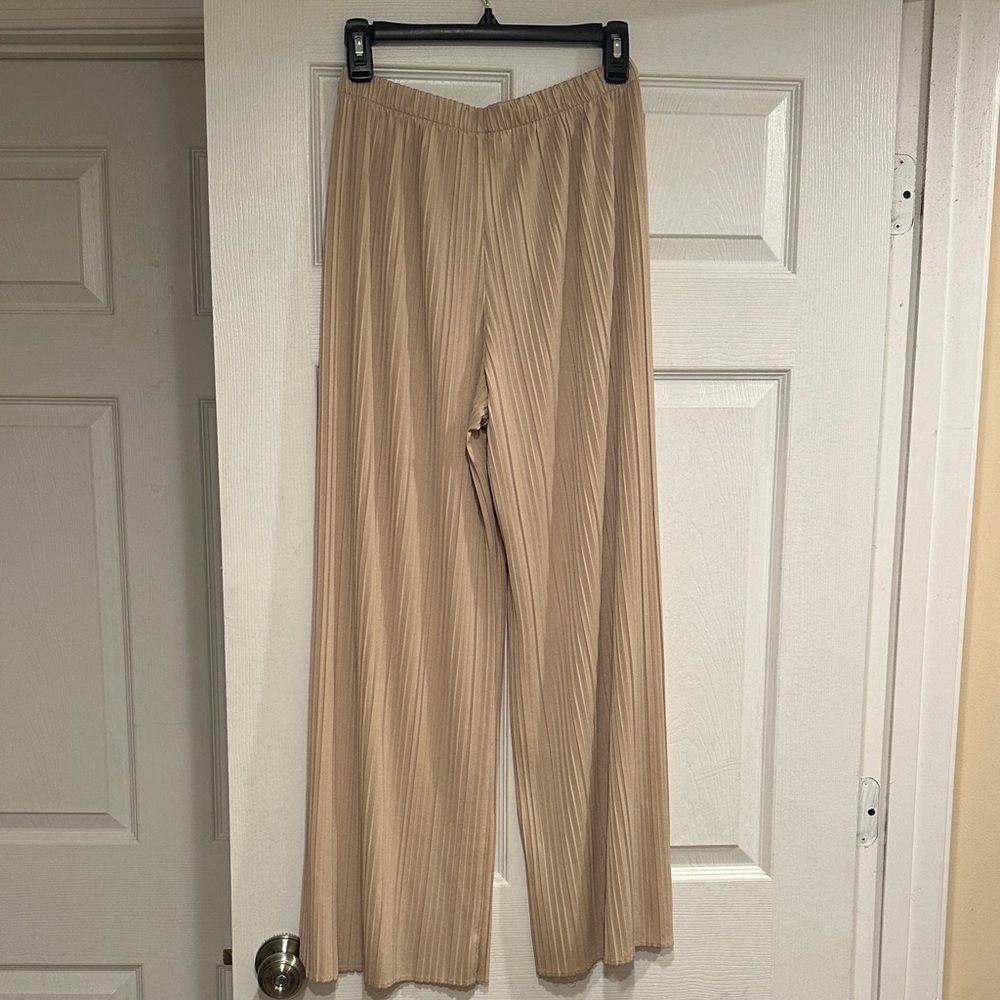 Uniqlo Pleated Wide-Leg Pants in Beige - Picture 2 of 3